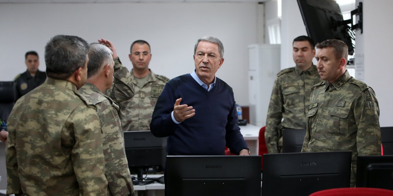 Akar ve Komutanlar sınırın sıfır noktasında