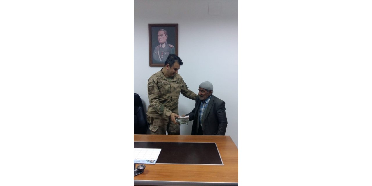 Jandarma yaşlı adamın çalınan parasını kendisine teslim etti