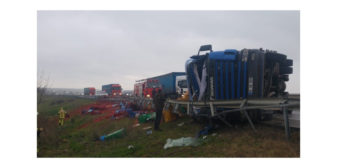 TIR devrildi, kara yolu salça tarlasına döndü