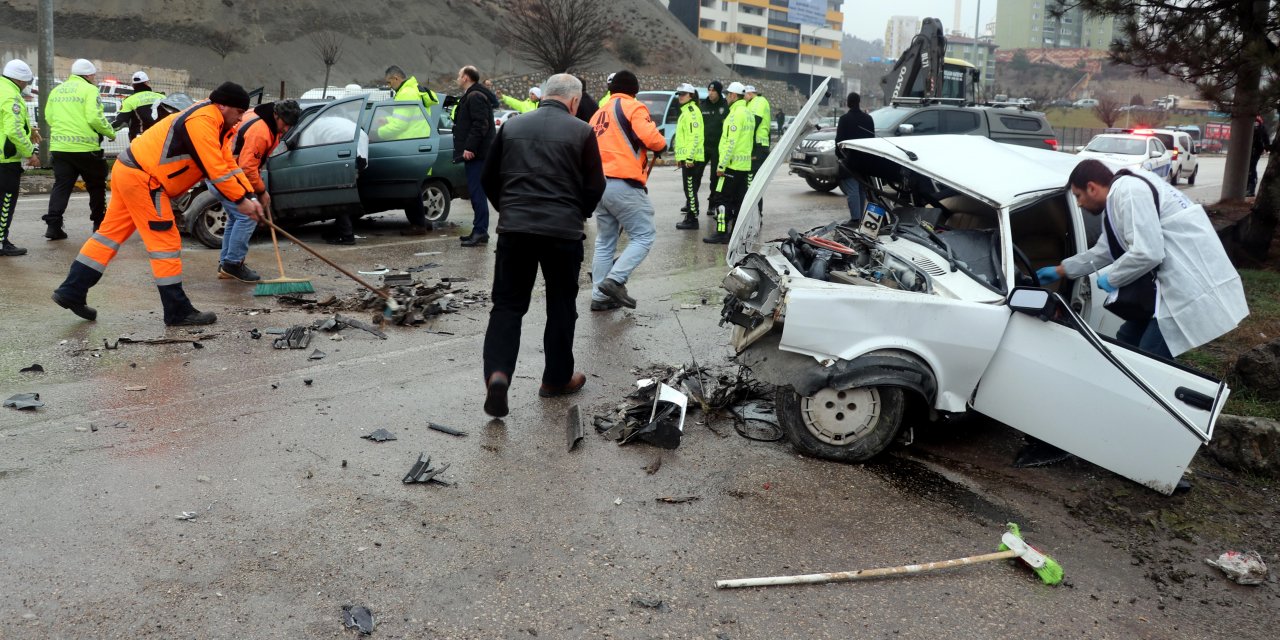 Karabük'te iki otomobil çarpıştı: 1 ölü, 4 yaralı