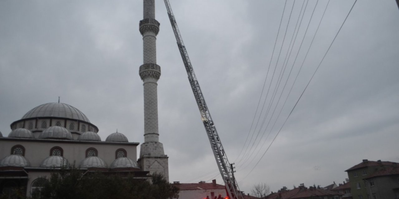 Depremde hasar gören cami ibadete kapatıldı