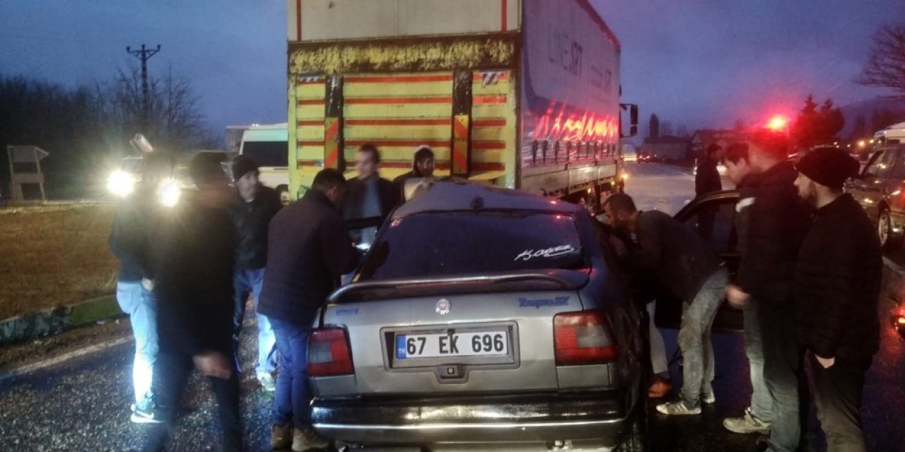 Otomobil kırmızı ışıkta duran tıra çarptı: 1 ağır yaralı