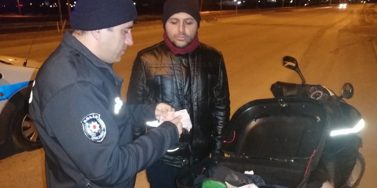 Motosikletli kurye yolda bulduğu içi para dolu cüzdanı polise teslim etti