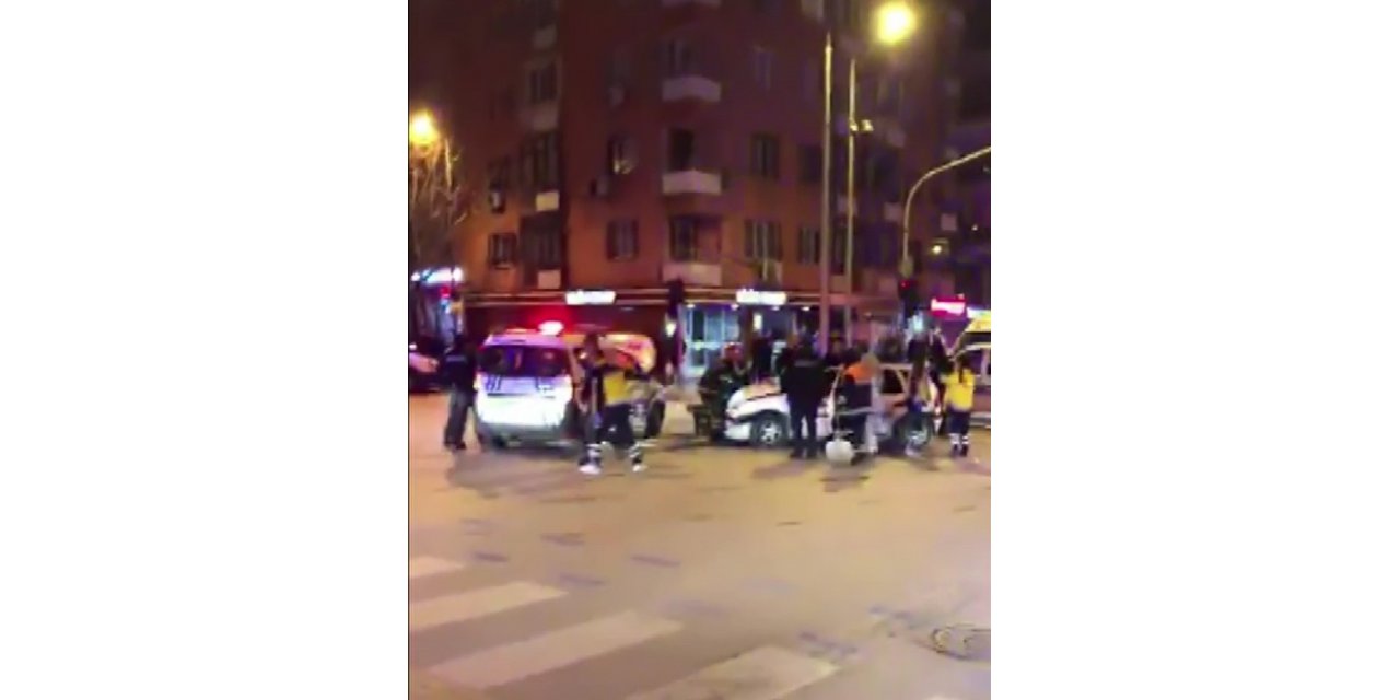 Otomobil polis otosuna çarptı: 2’si polis 3 yaralı