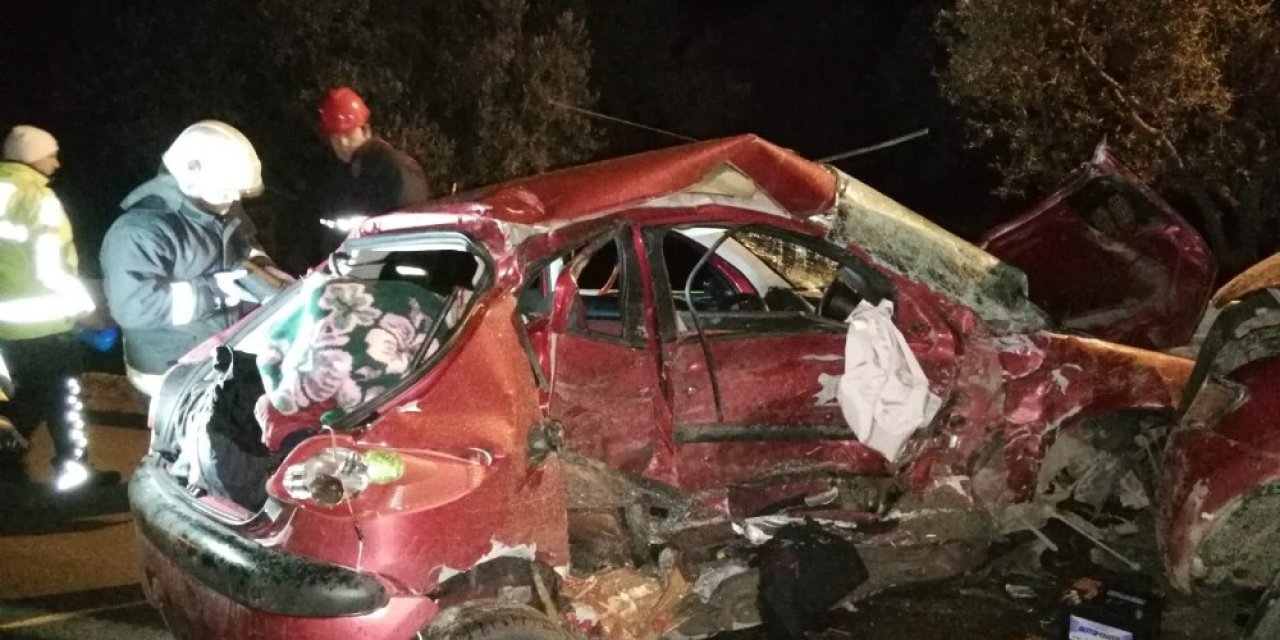 Otomobil ile kamyonet kafa kafaya çarpıştı: 1 ölü 3 yaralı