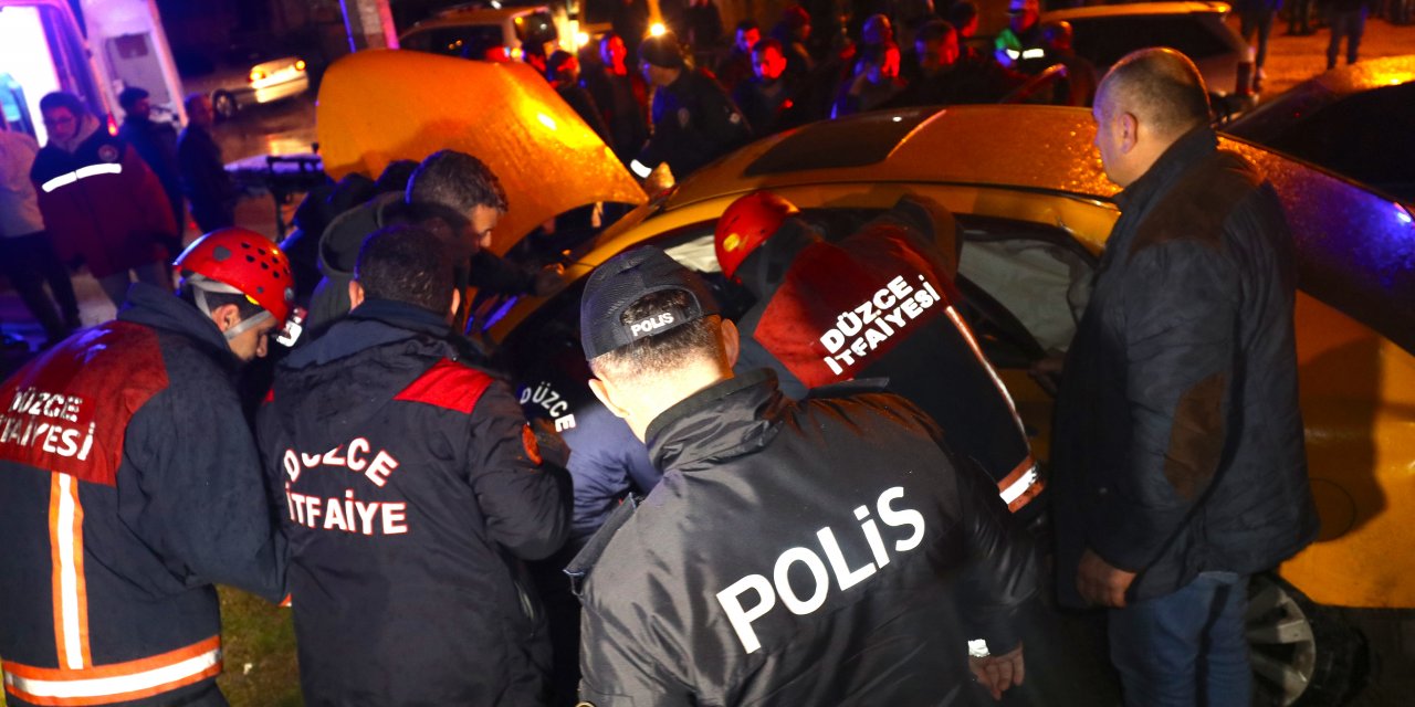 Düzce'de "kırmızı ışık ihlali" yapan sürücü kazaya neden oldu