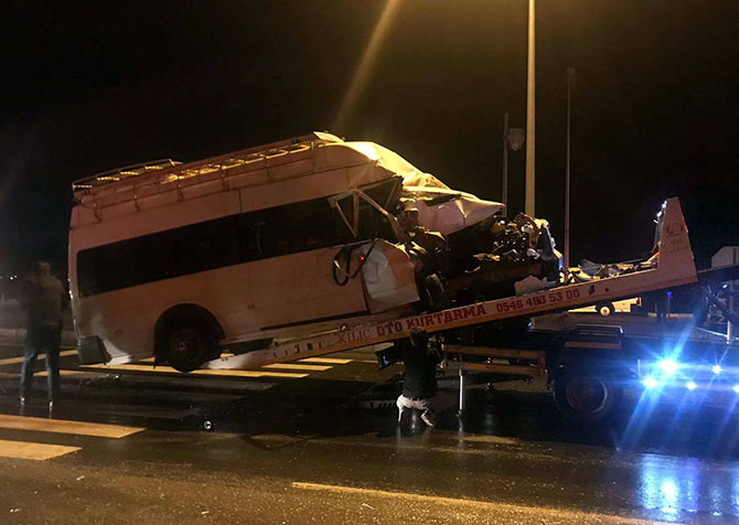 Aksaray'da mevsimlik işçileri taşıyan minibüs ile kamyon çarpıştı: 11 yaralı