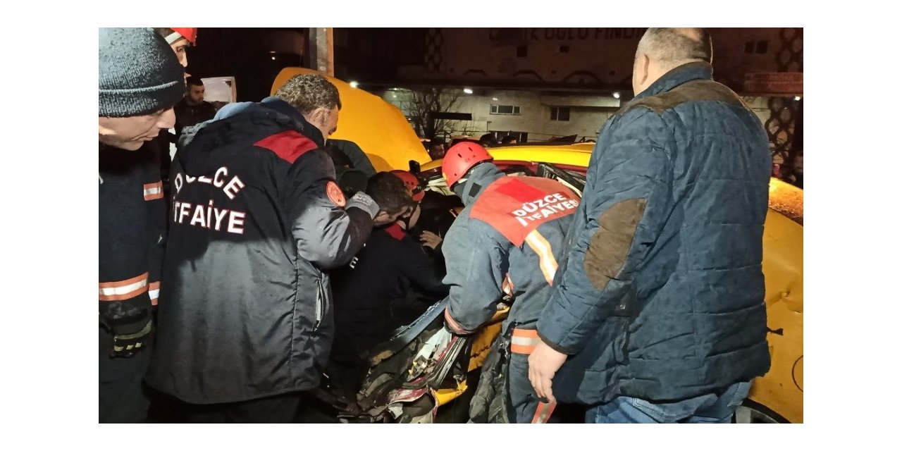 Otomobilin çarptığı ticari taksi, elektrik direğine çarparak durabildi