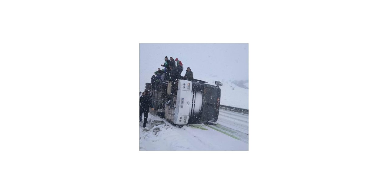 Bursasporlu taraftarların otobüsü devrildi