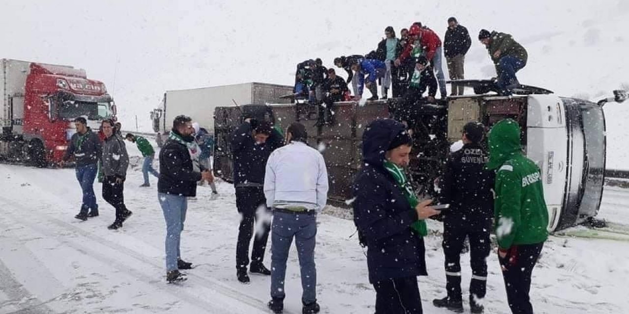 Bursaspor taraftarını taşıyan otobüs devrildi: 2 yaralı