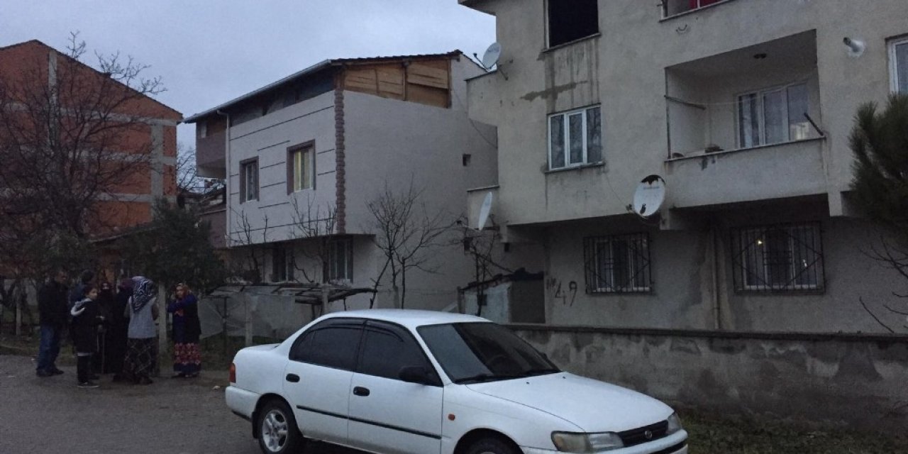 Alevlerin arasında iki çocuğu ile birlikte mahsur kaldı