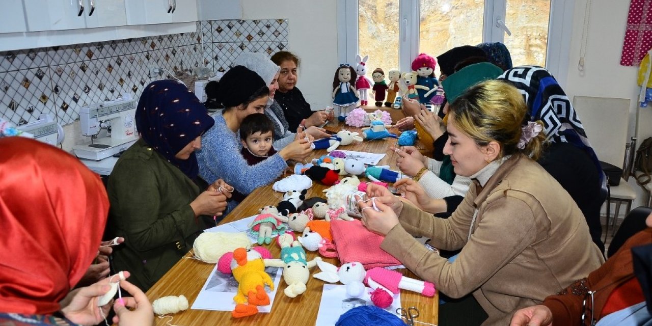 Uludere’de kadınlar hem ev hanımı hem iş kadını