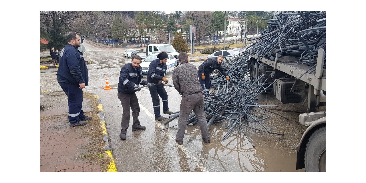 Tırdan devrilen demirler ulaşımı aksattı
