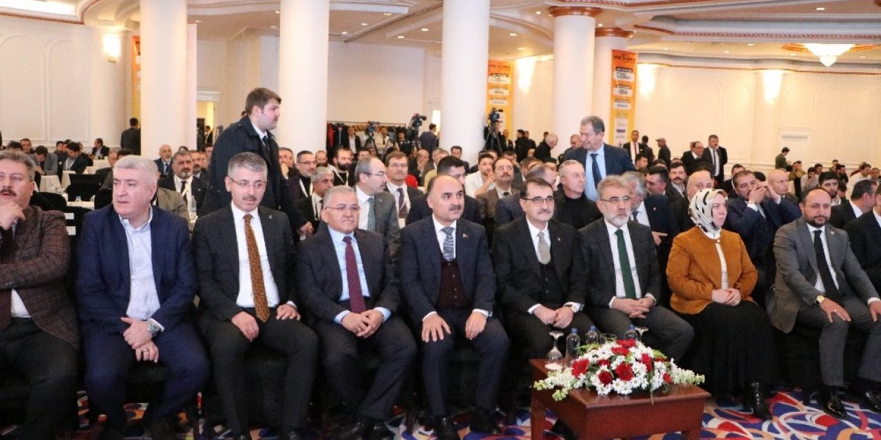 Bakan Dönmez: “Güneş enerjisinde Türkiye çok büyük bir mesafe kat etti”
