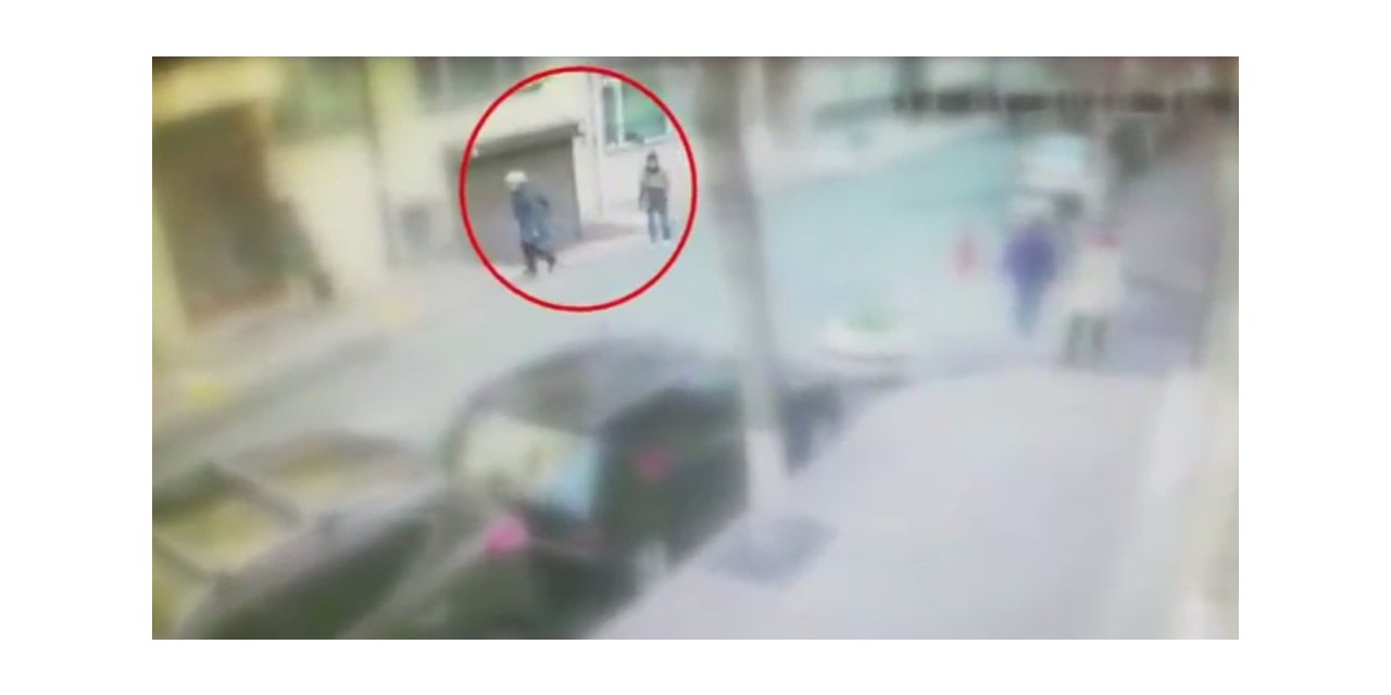 Sokakta yürüyenlerin cüzdanını çalan  12 yaşındaki çocuk kamerada
