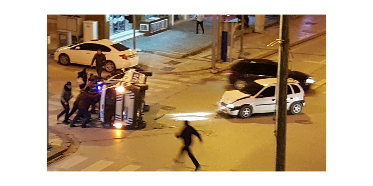 Kırmızı ışıkta geçen otomobilin polis aracını devirdiği kaza güvenlik kamerasında