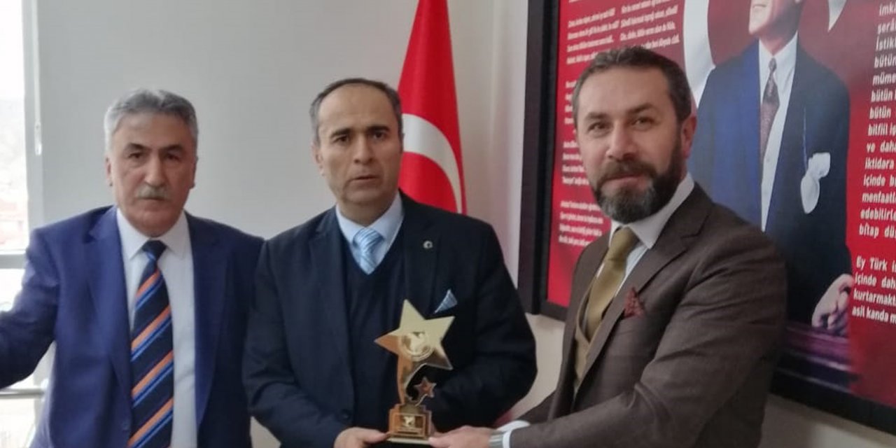 Halk Oyunları Federasyonundan Beypazarı Halk Eğitim Merkezi Müdürlüğüne plaket