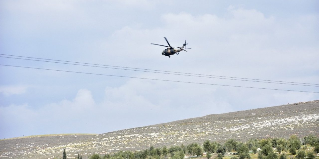 Sınırda askeri helikopter hareketliliği
