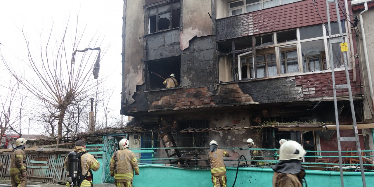 Sultangazi'de bir apartmanda çıkan yangın söndürüldü