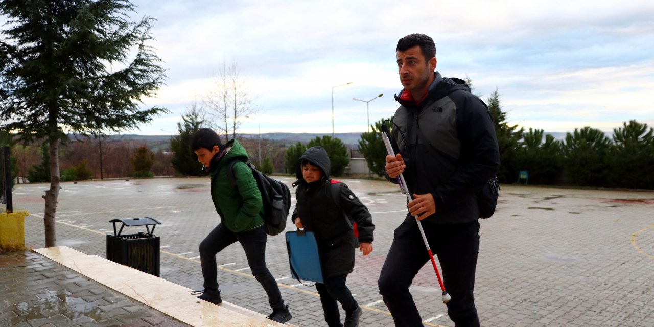Öğrencilerinin sevgisi görme engelli Mehmet öğretmene "ışık" oluyor
