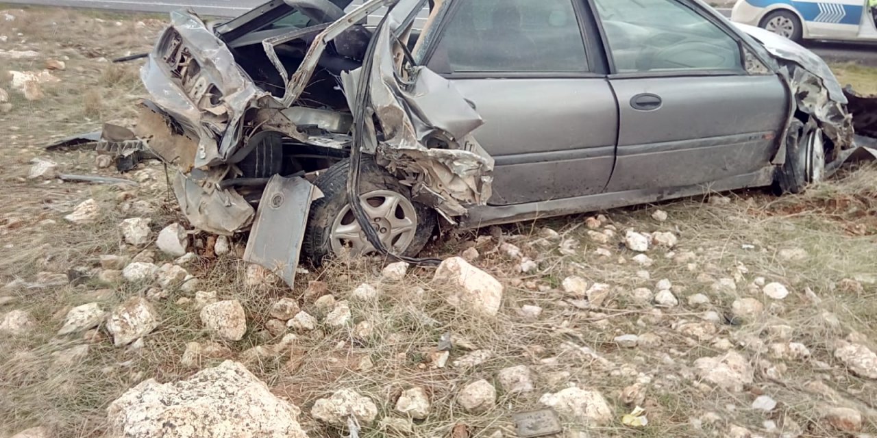 Şanlıurfa'da lastiği patlayan otomobil devrildi: 5 yaralı