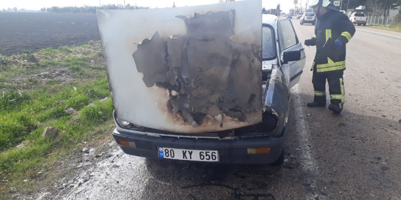 Seyir halindeki otomobilde çıkan yangını itfaiye söndürdü