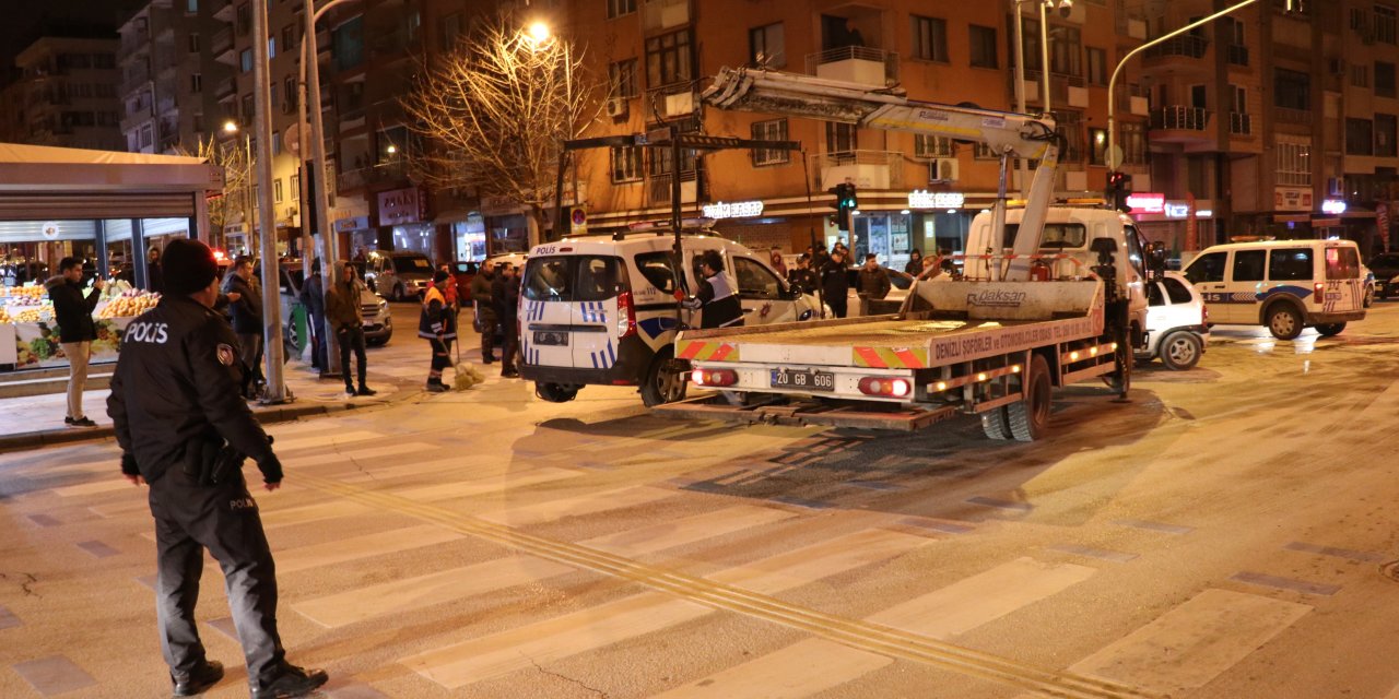 GÜNCELLEME - Denizli'de otomobilin polis aracına çarpması sonucu 2'si polis 3 kişi yaralandı