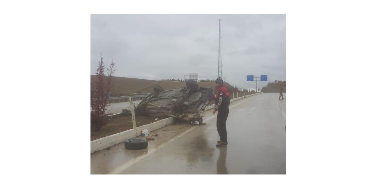 Otomobil ters döndü, sürücü yara almadan kurtuldu
