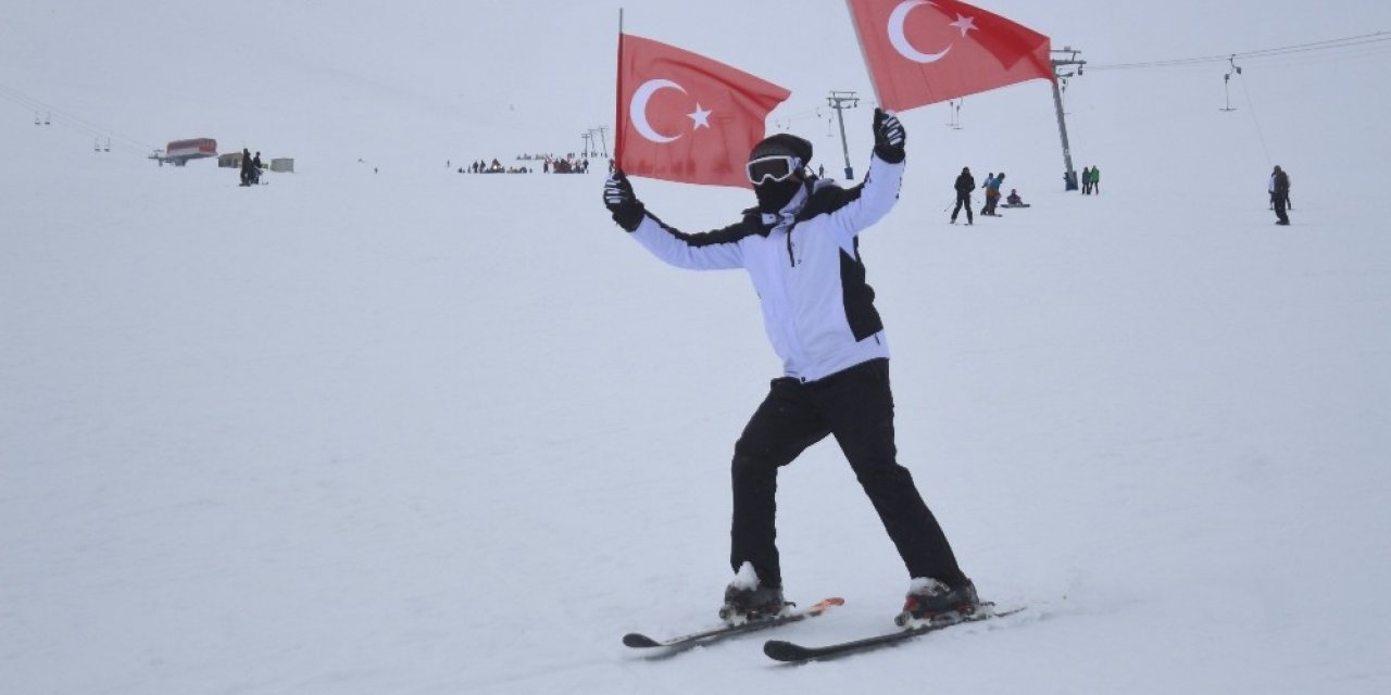 Van’da Türk bayraklı kayak gösterisi