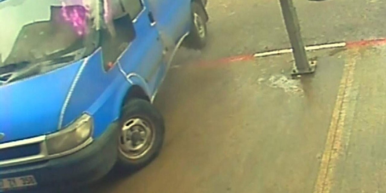 Park halindeki kargo aracı alevlere teslim oldu