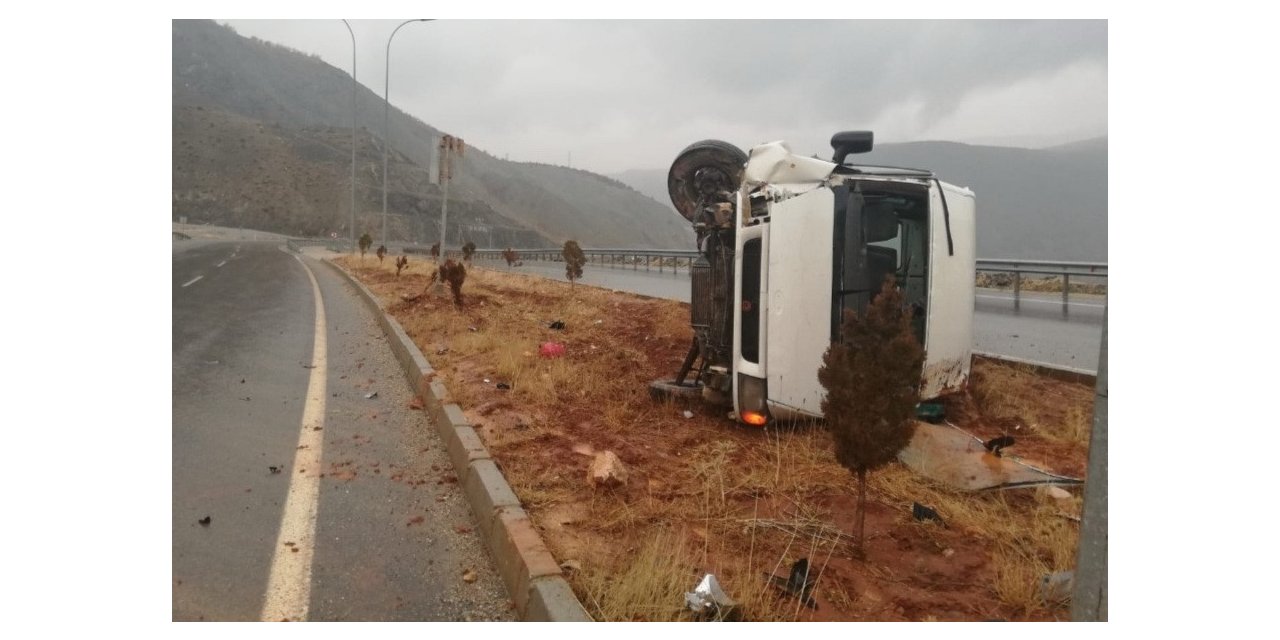 Minibüs yan yattı
