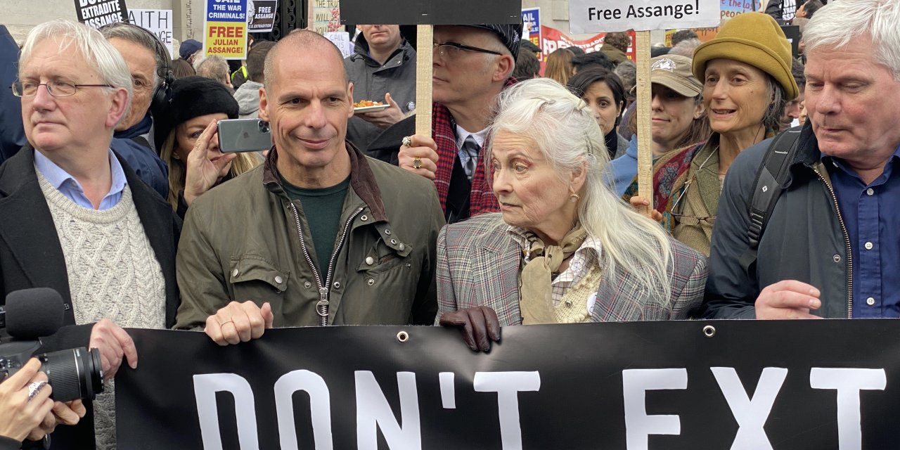 Londra'da Julian Assange'a destek gösterisi