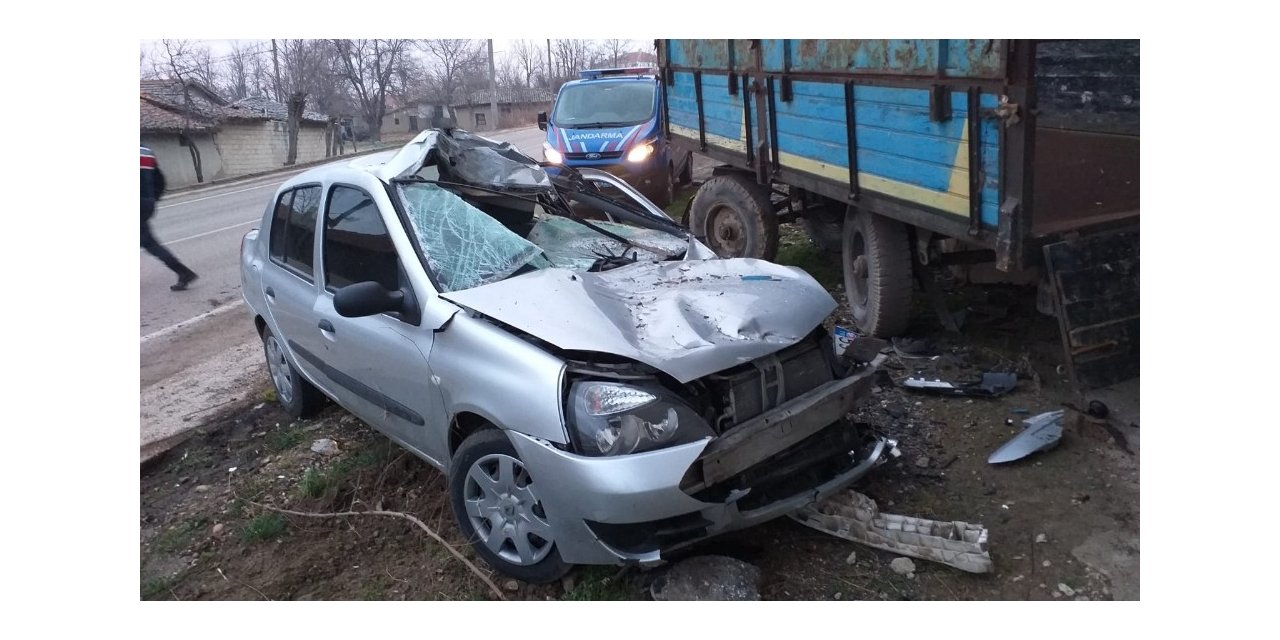 Traktör römorkuna çarpan otomobil hurdaya döndü