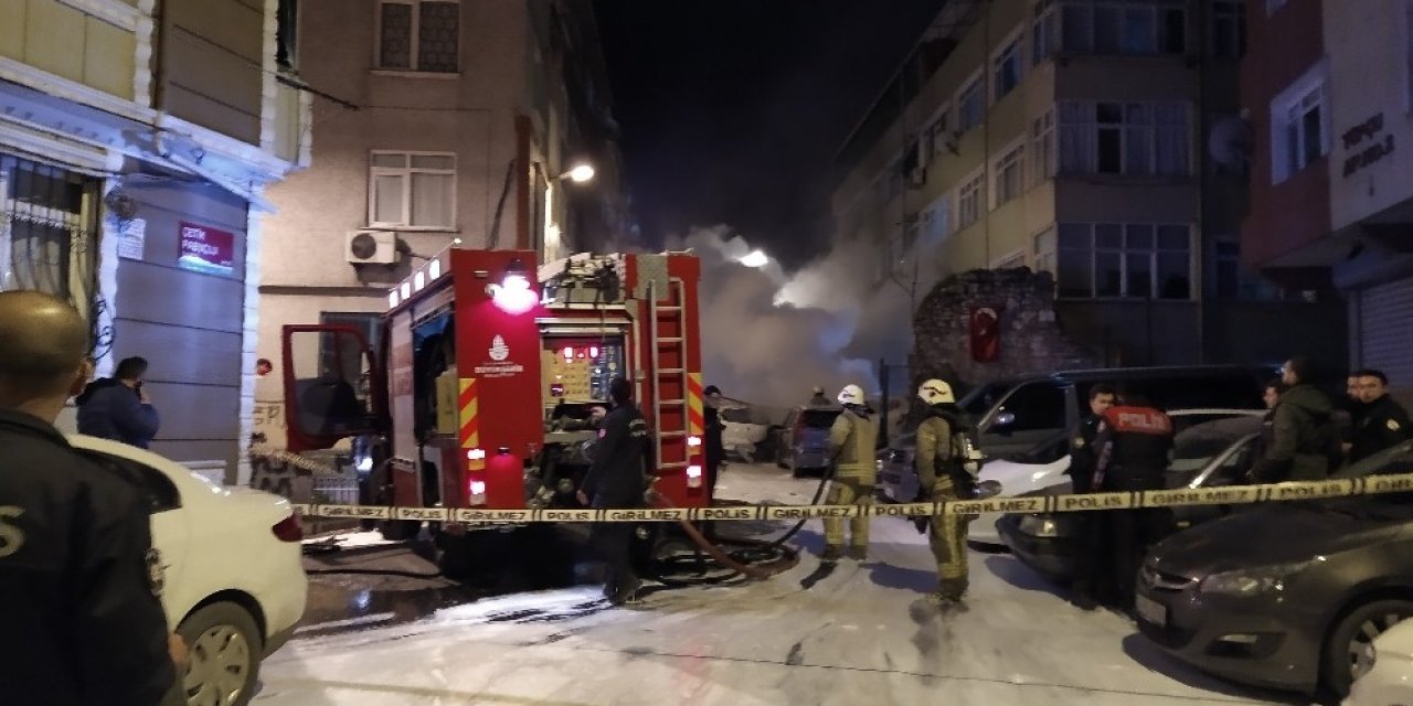 Fatih’te 9 araç kundaklandı, mahalle panik içinde sokağa döküldü