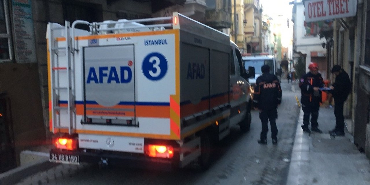 Beyoğlu’nda metruk binada çökme meydana geldi