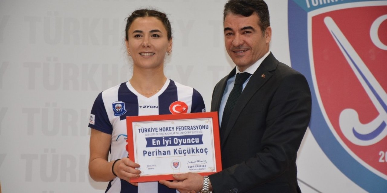 Hokey’e gönül vermiş iki Türk kızı