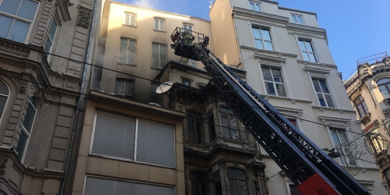 Turistler İstiklal’deki yangını çekmek için sıraya girdi