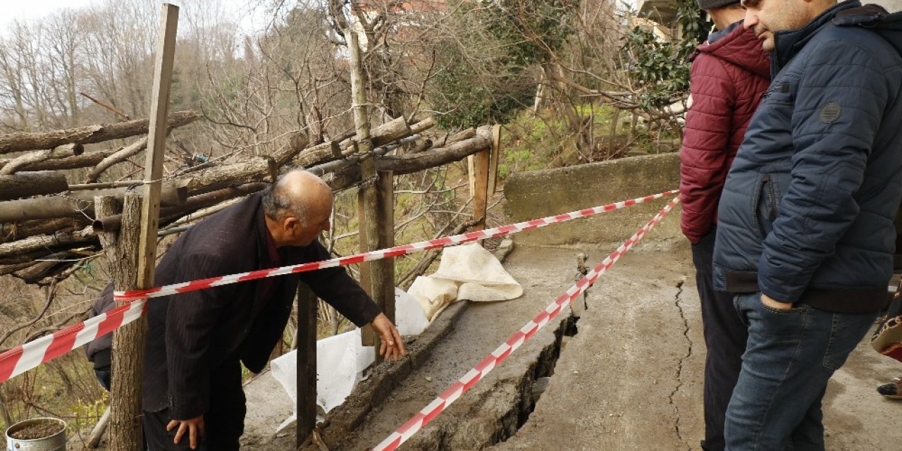 9 kişinin oturduğu üç katlı ev heyelan riski nedeniyle boşaltıldı