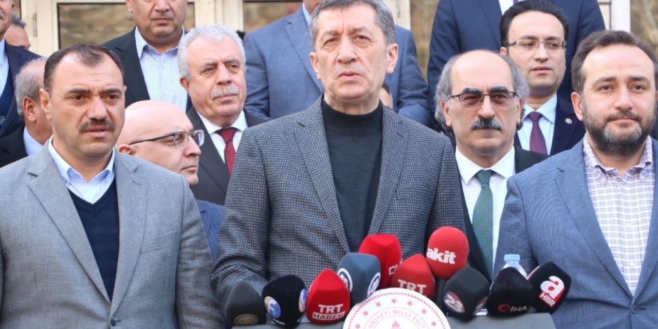 Bakan Selçuk: "Van’da ilçelerimizde birkaç köy okulunda ufak çaplı hasar meydana geldi"
