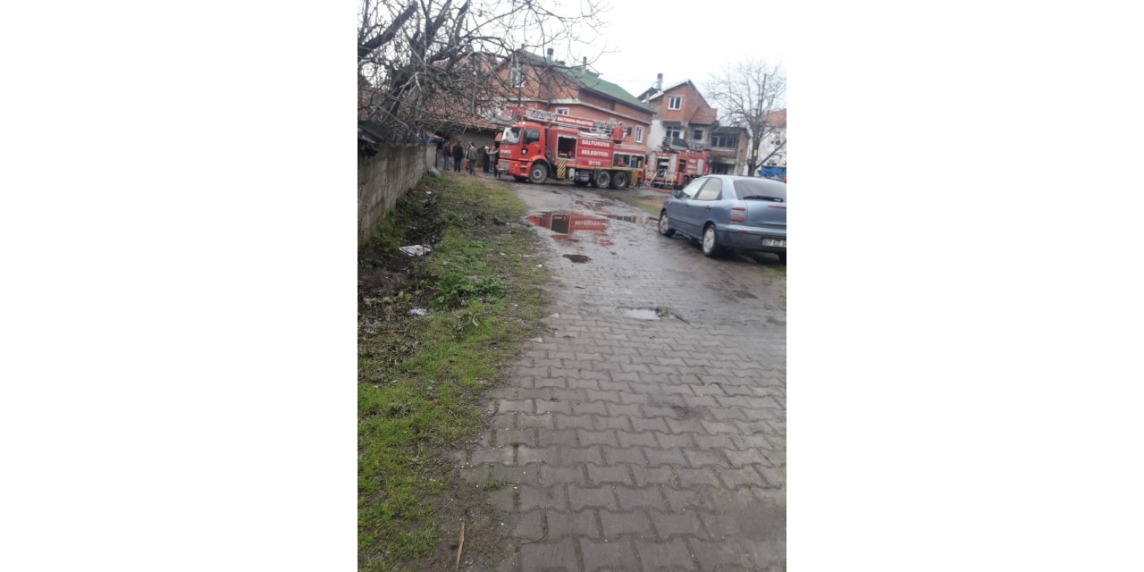 Benzinle sobayı yakmaya çalışırken evi yaktı