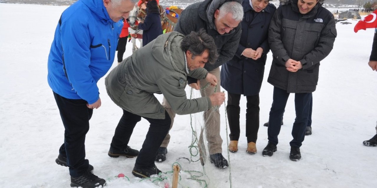 Bakan Ersoy Eskimo usulü balık tuttu