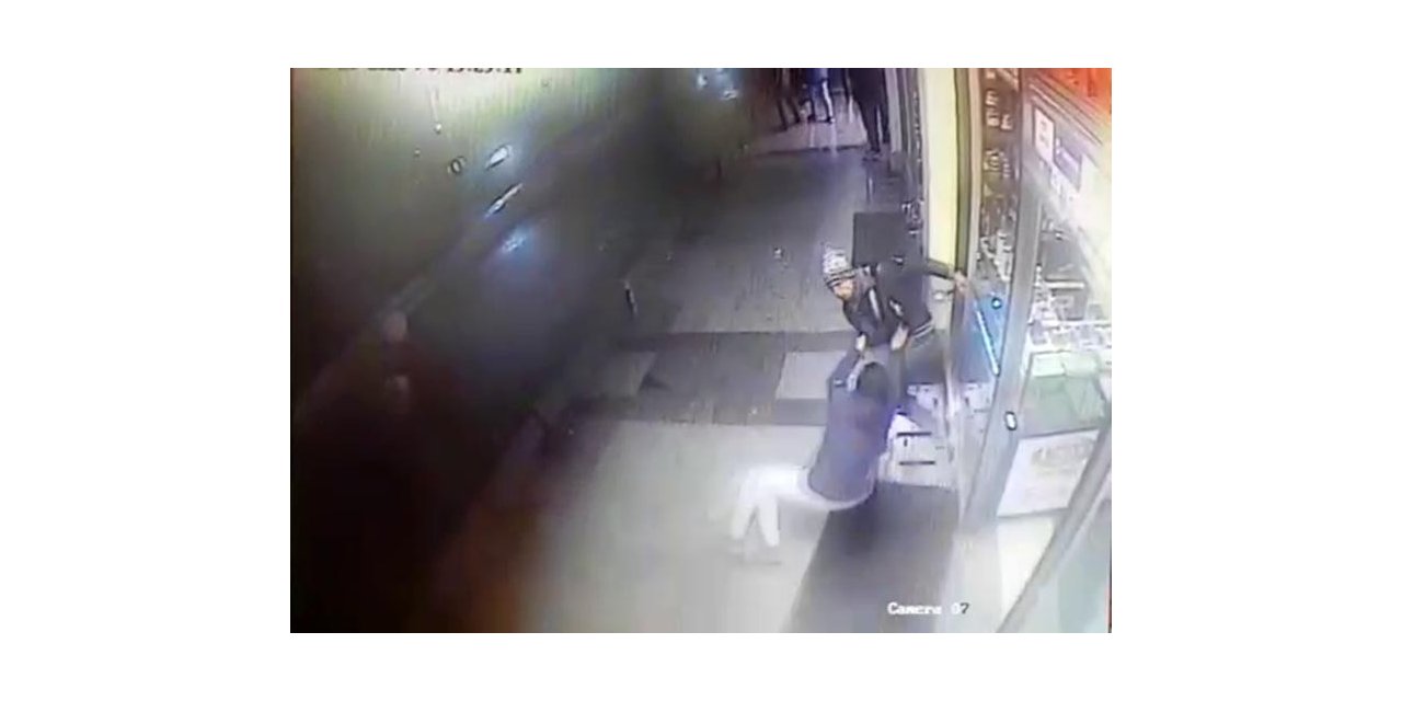Selfie çubuğundan telefonu çalan hırsızın yakalanma anı kamerada