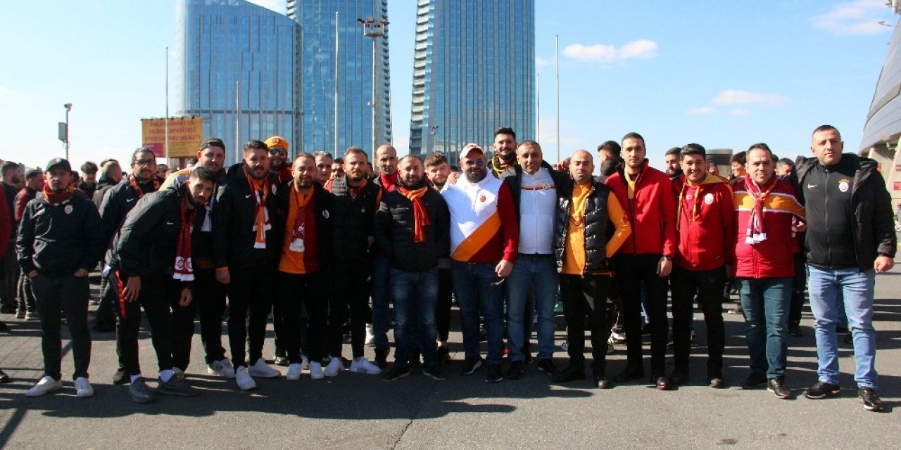 Galatasaraylı taraftarlar Kadıköy’e hareket etti