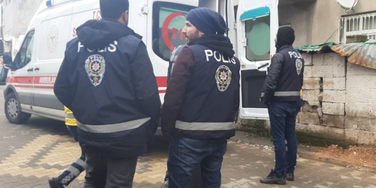 Kendisine zarar veren genç kız hastaneye kaldırıldı