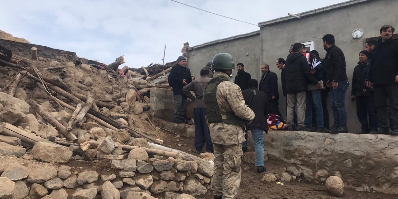 Depremde hasar gören Başkale'deki mahallelerde çalışmalar sürüyor