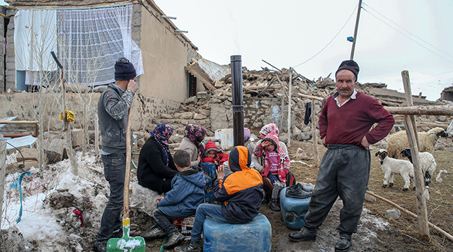 Türkiye-İran sınırındaki depremin yaraları sarılıyor