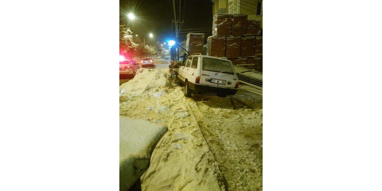 Kastamonu’da yoldan çıkan araç depoya çarptı: 1 yaralı
