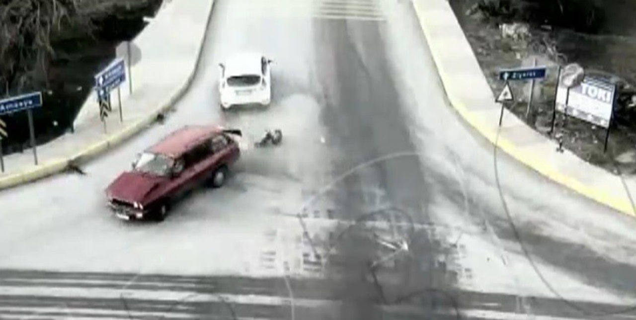 İki otomobil çarpıştı, bagajdaki köpekler yola savruldu