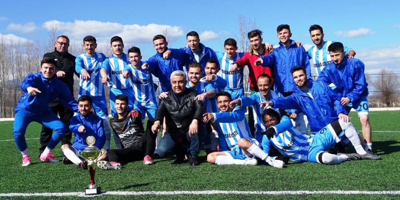 Hisarcık Belediyespor şampiyonluk kupasını aldı