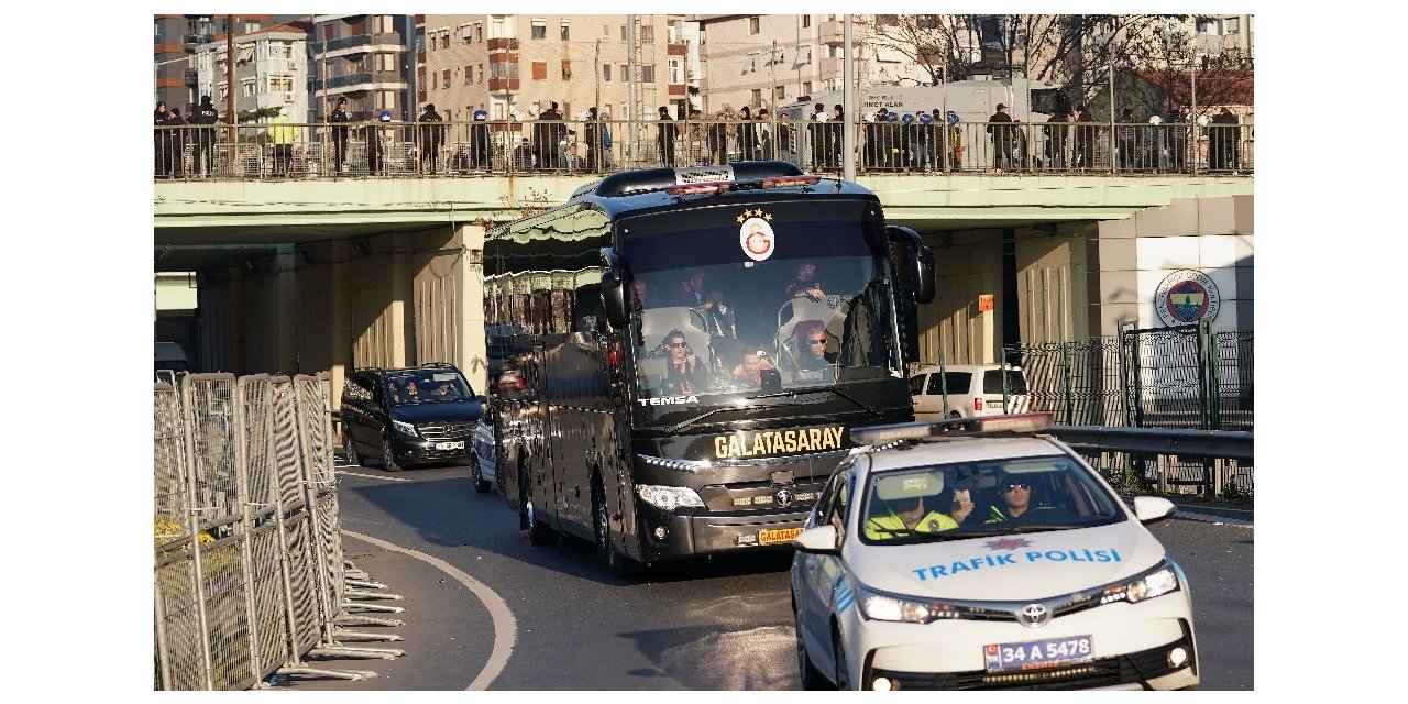 Derbi için takımlar stada geldi